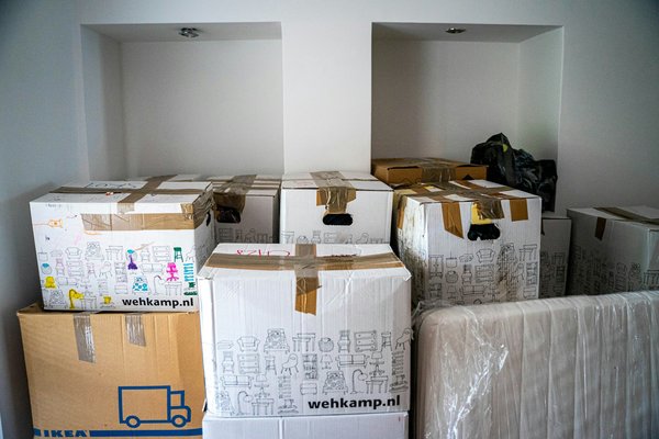 How can you utilize modular storage units during a staggered move in the UK?